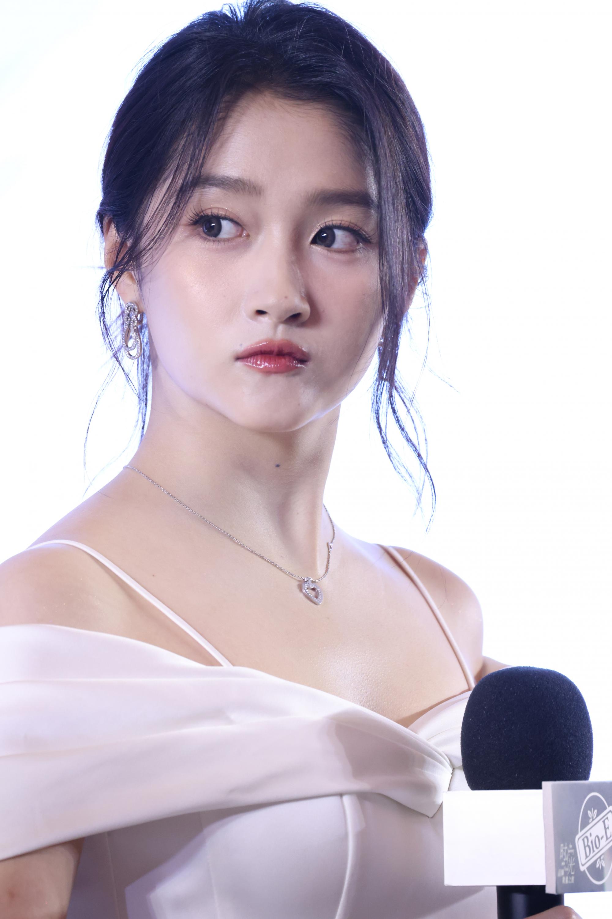 关晓彤现场侧脸头部正面生图照[4]